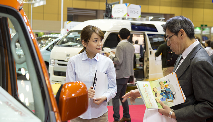 コミュニケーターは、車両の特徴を説明するだけではなく、お客様が福祉車両に求めるニーズや使用シーンをお聞きし、最適な車両をご提案するなど、福祉車両とお客様をつなぎます。