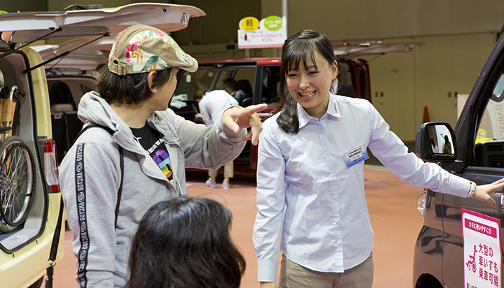 福祉車両についての基本的なご質問に対応できる「福祉車輌取扱士」の資格を持つコミュニケーターが常駐し、お客様の質問にお答えしました。