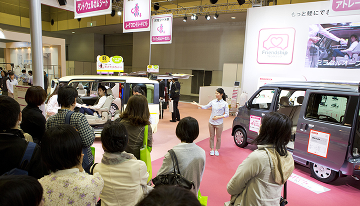 主役の夫婦役がお店を訪問し、車両の説明を受け、体験をしながら魅力を発見していくプロセスを、来場者の方々も擬似体験。うなずきながら真剣に見入る方もいらっしゃいました。