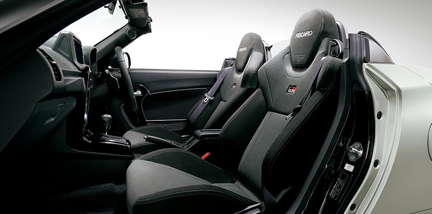 公式 コペンの車内空間と荷室 ダイハツ