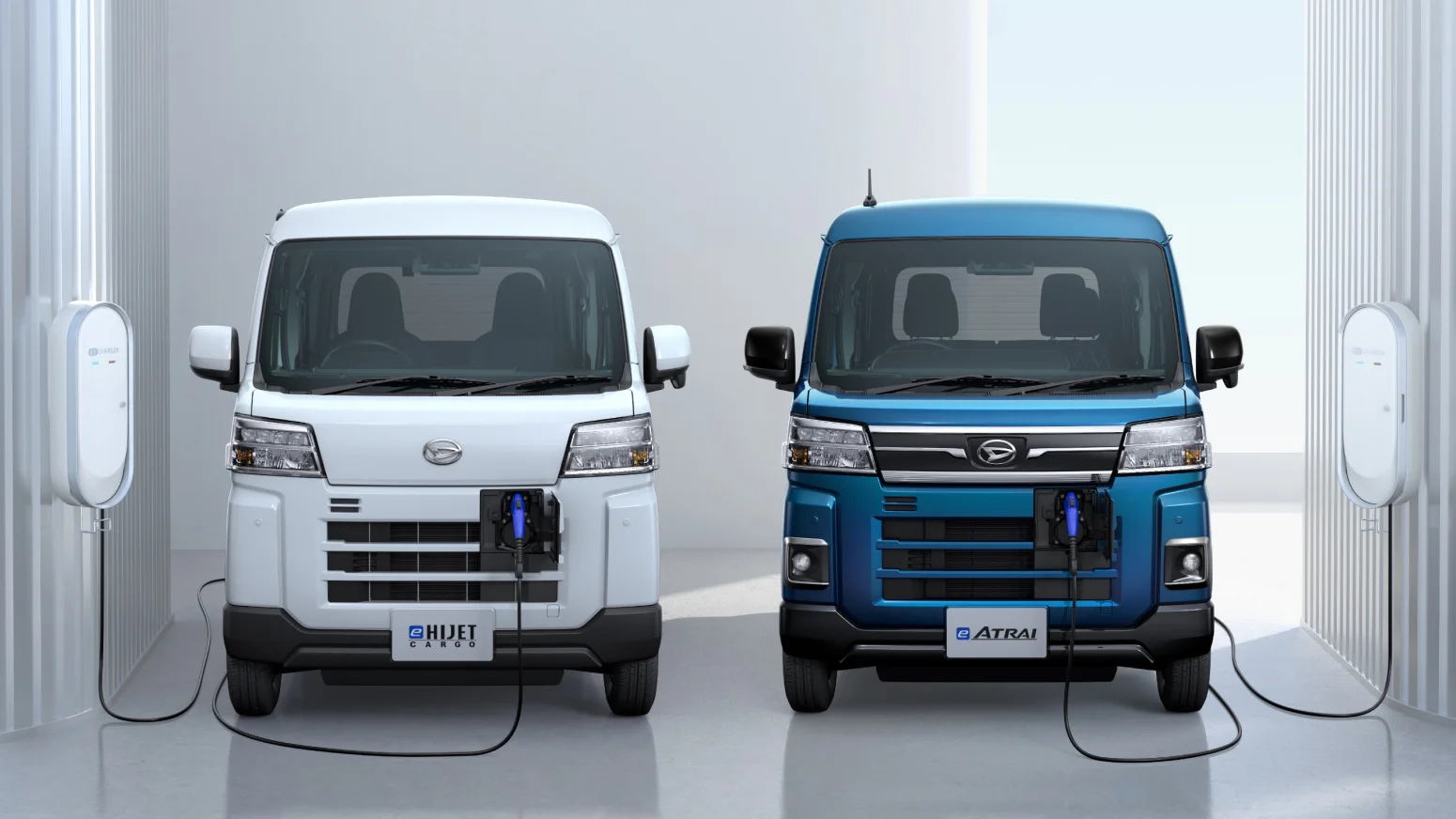 画像：充電中の前方正面のe-ハイゼット カーゴ およびe-アトレー RS