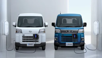 画像：充電中の前方正面のe-ハイゼット カーゴ およびe-アトレー RS