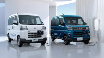 画像：充電中の右前方向きのe-ハイゼット カーゴ およびe-アトレー RSのディーラーオプション（サイドデカール）装着車