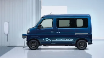 画像：充電中の左真横向きのe-アトレー RSのディーラーオプション（サイドデカール）装着車