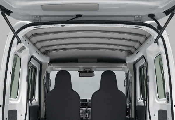 画像：バックドアを開けているe-ハイゼット カーゴ 4シーターの上部