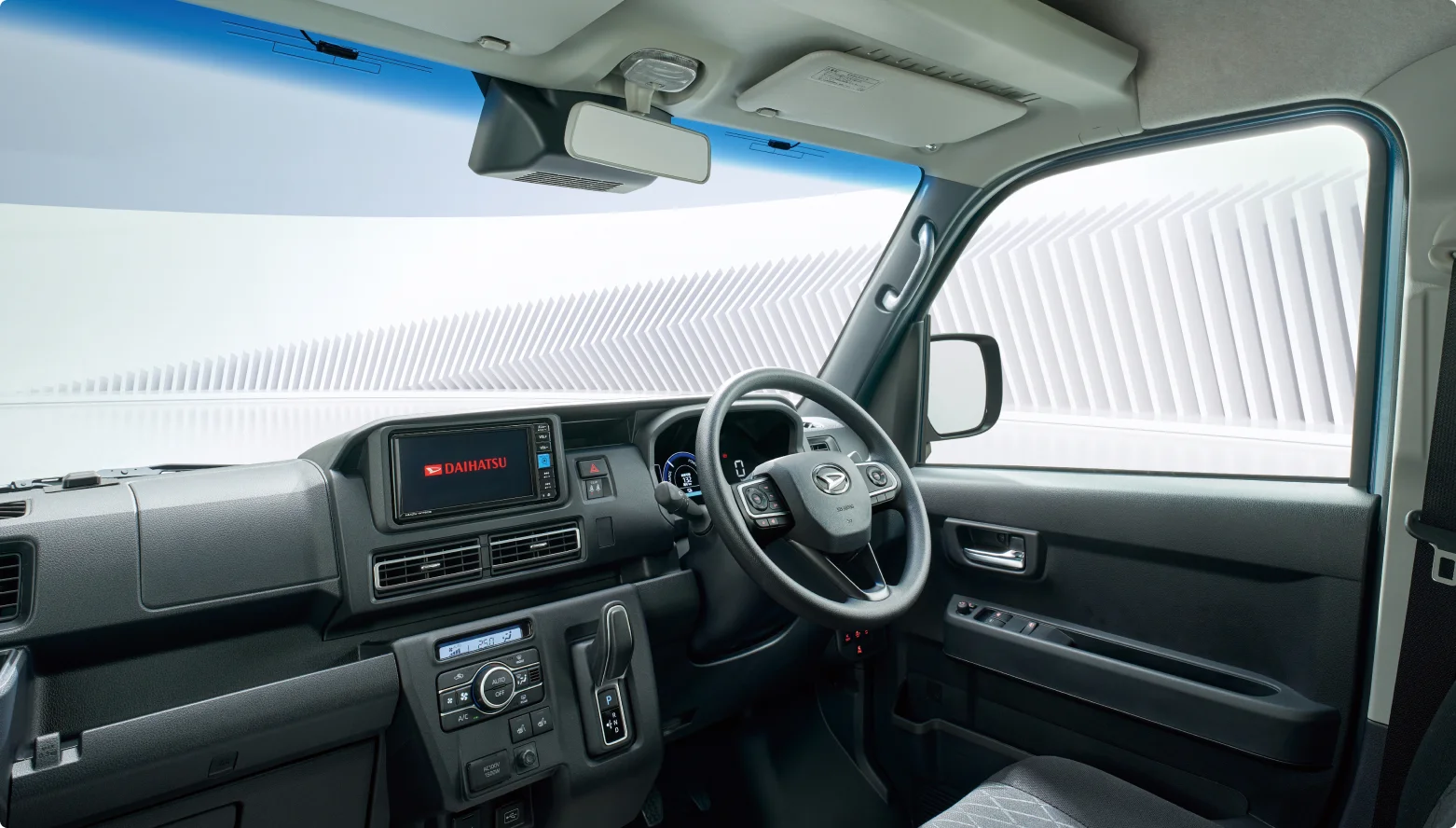 画像：助手席側から見た車内前方および運転席の室内装備