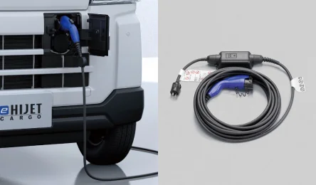 画像：左側が充電中のe-ハイゼット カーゴ 4シーターの様子。右側が15mの充電ケーブル