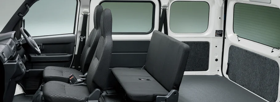 画像：横から見た車内