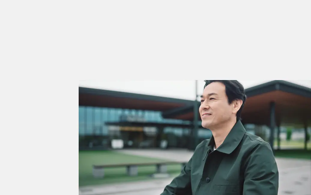 画像：e-SNEAKERの快適な走りを楽しむ男性