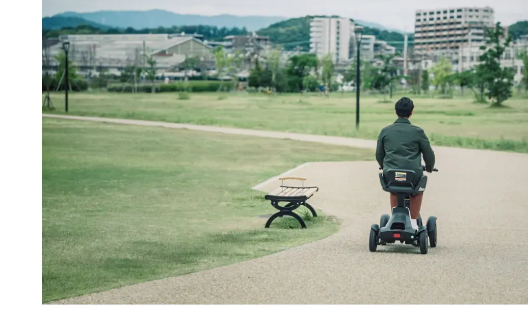 画像：公園の歩道をe-SNEAKERで走る男性