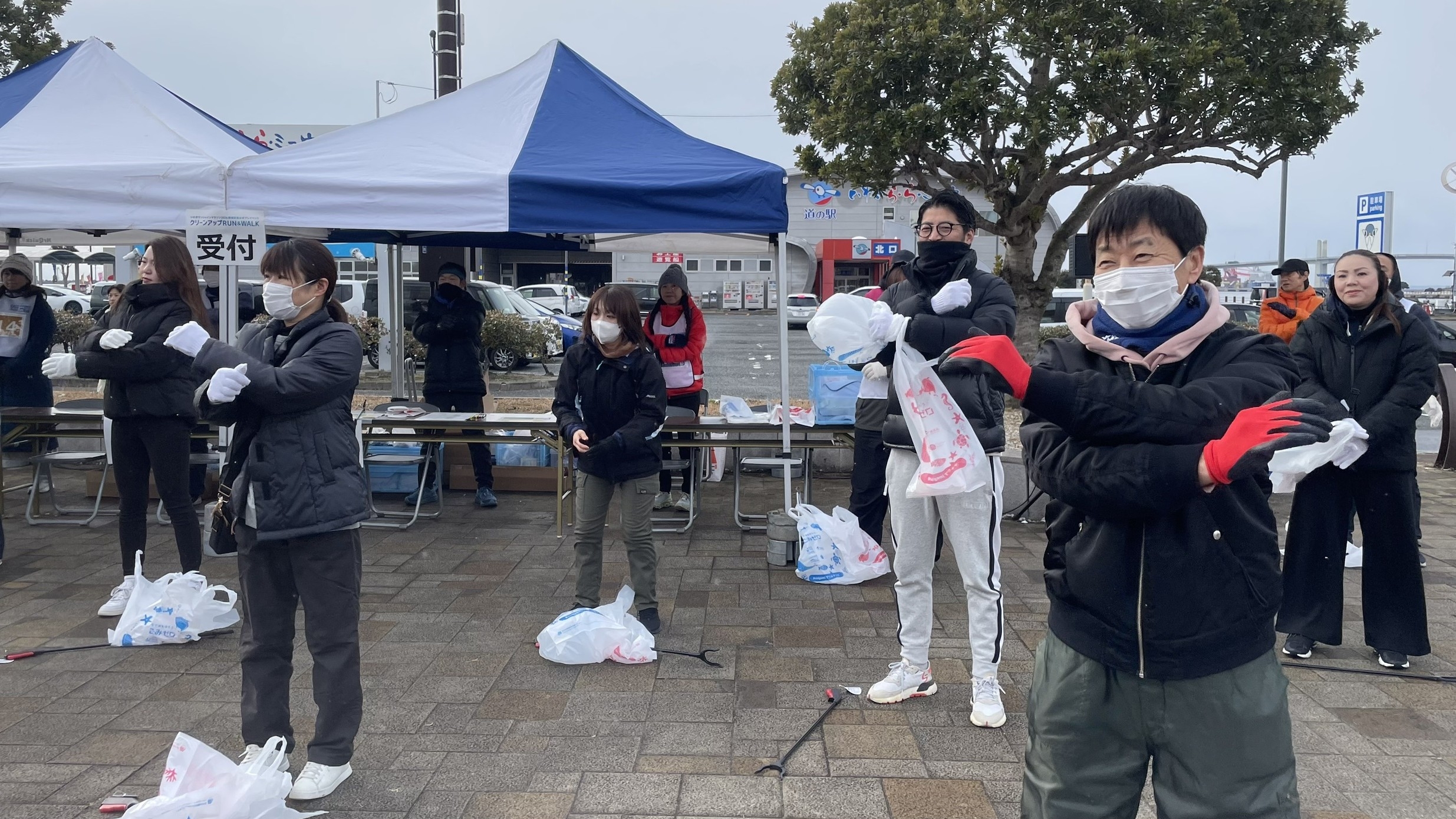 清掃前の準備体操の様子