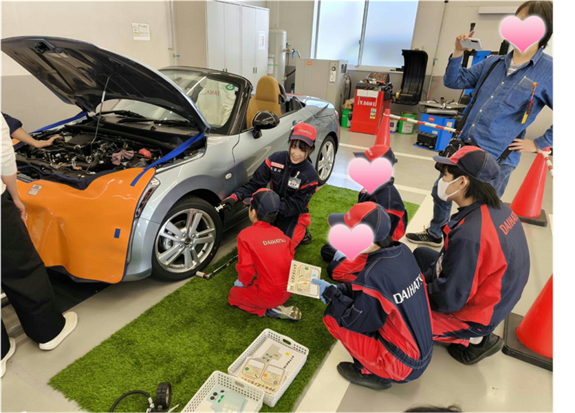 タイヤの溝を計ったり、増し締めしたり