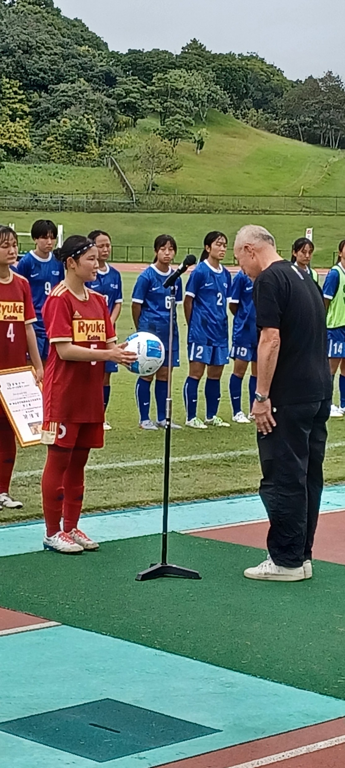 3位流通経済大学附属柏高校にも、社長近藤より試合球の贈呈をさせていただきました