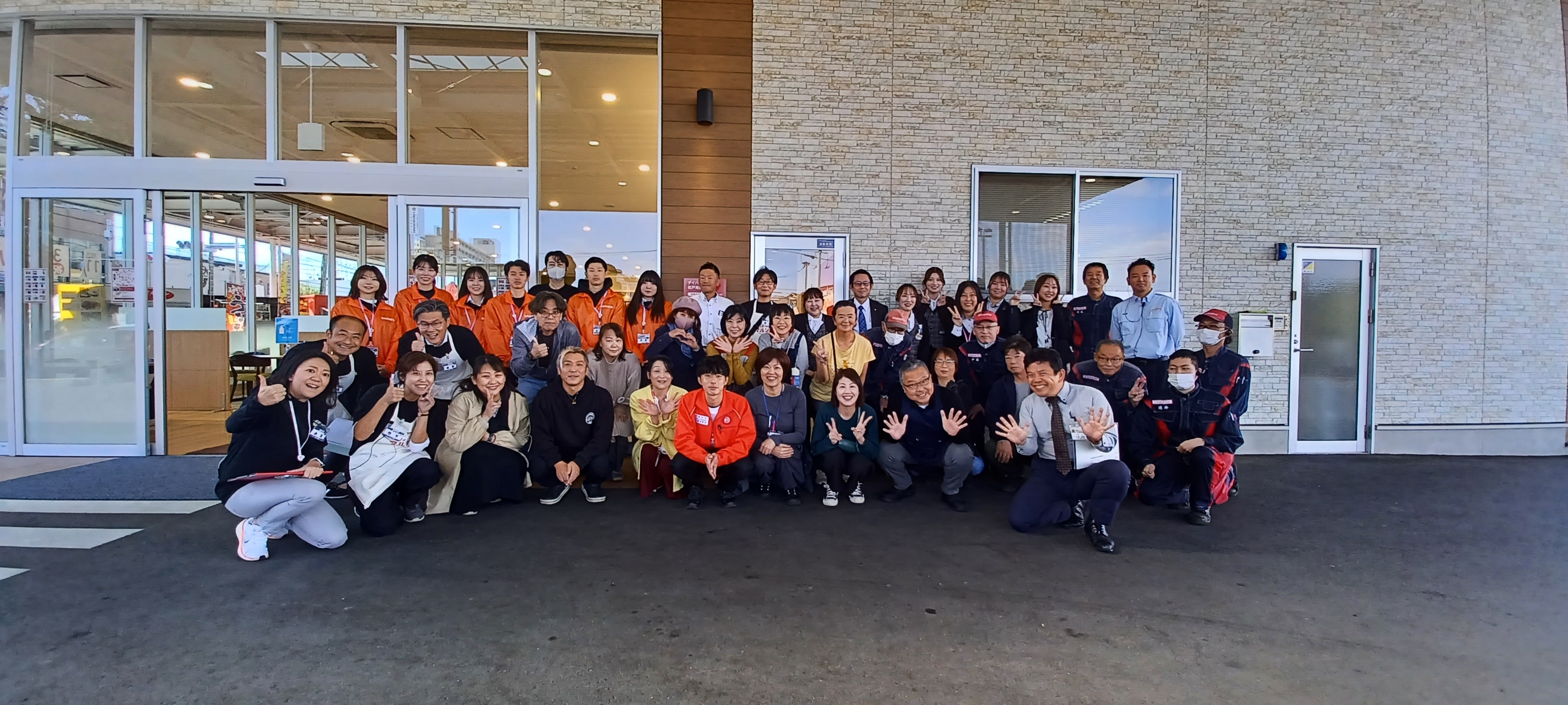 スタッフ、出店者様との集合写真！！