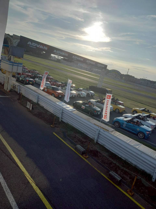 さっきまで曇ってた空に、太陽が出てきました