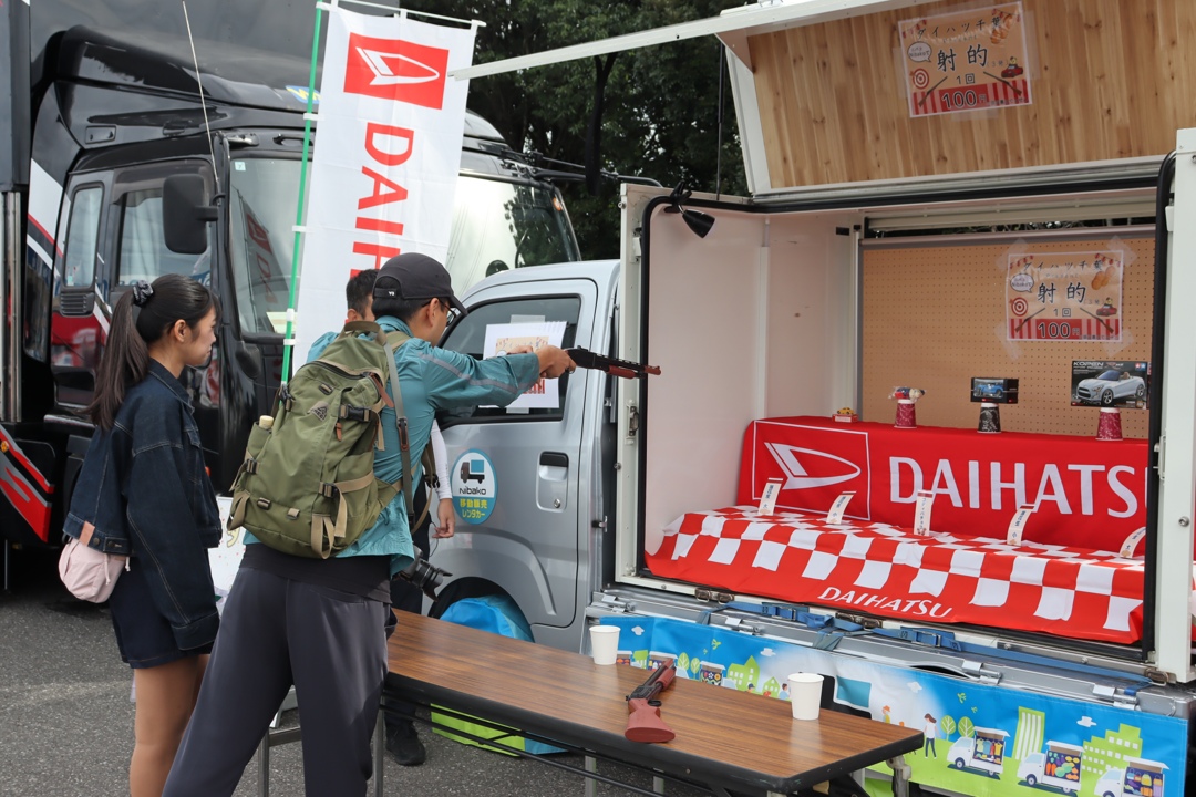 ダイハツ千葉からはNibakoで射的を開催　コペングッズや落花生がどんどん落とされていきます