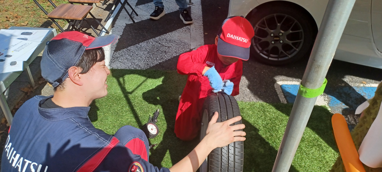 タイヤの溝ってこうやって図るんだね