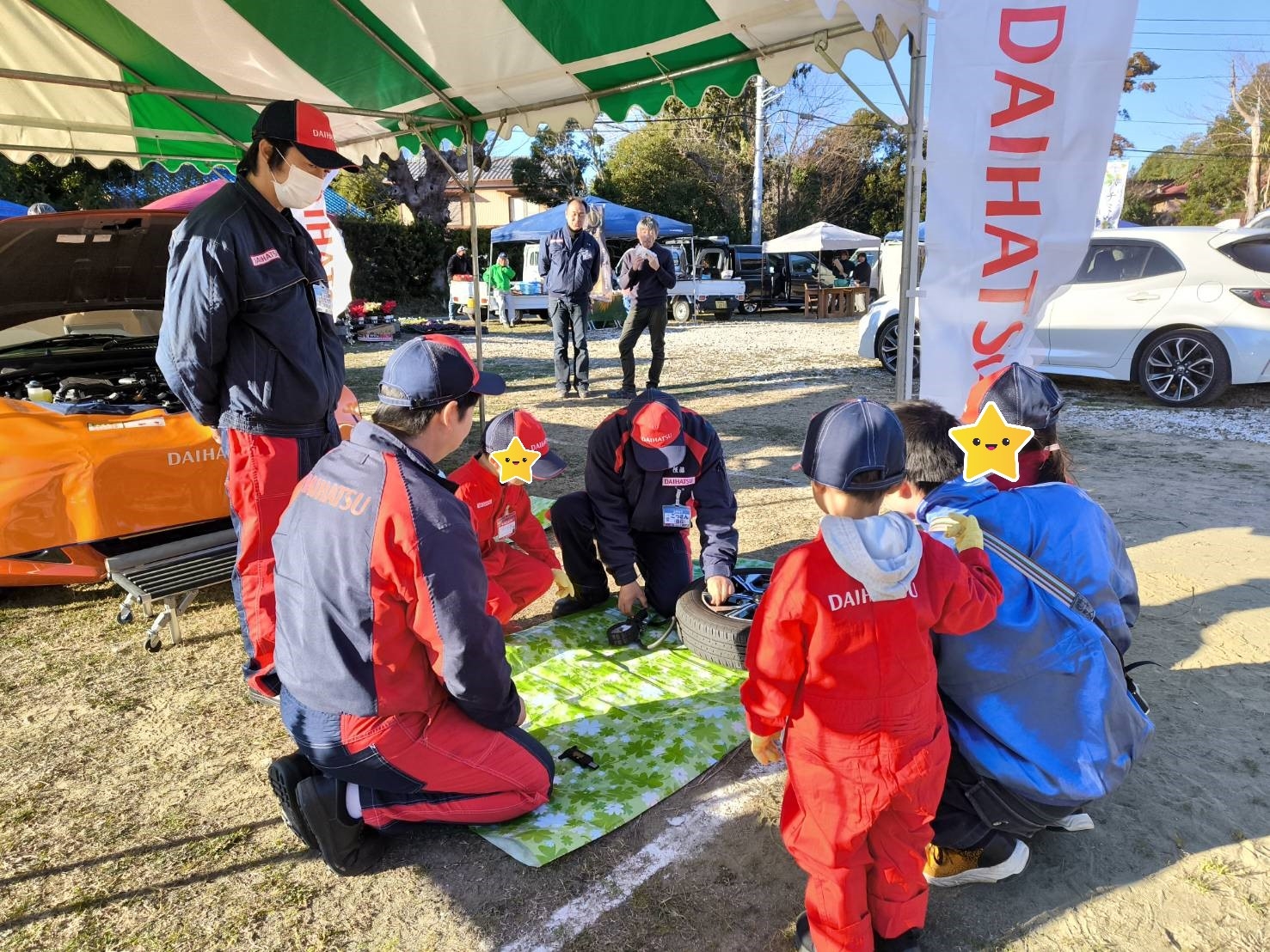 タイヤの点検、大人も子供も真剣そのもの