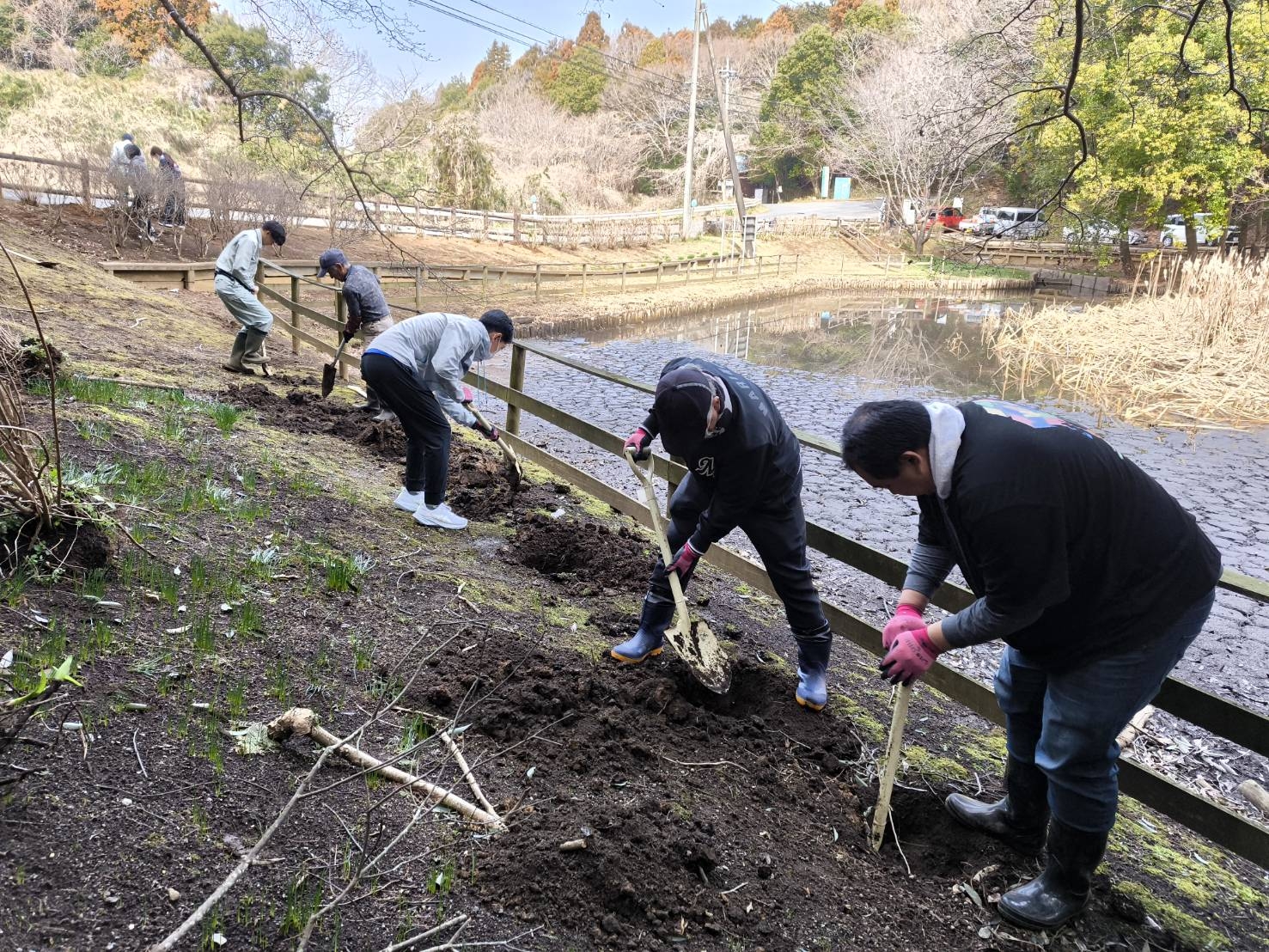 ひたすら穴を掘る