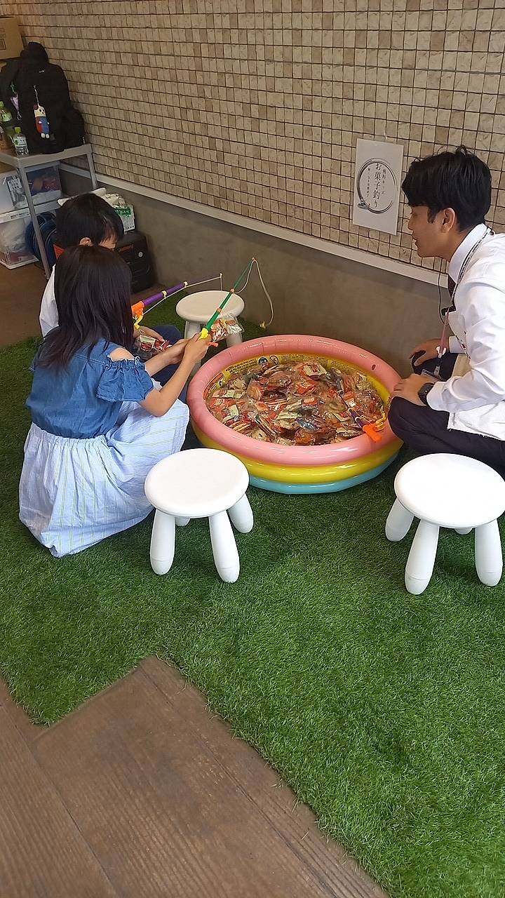 ダイハツ鎌ヶ谷店スタッフによる、お子様にお菓子釣りも開催