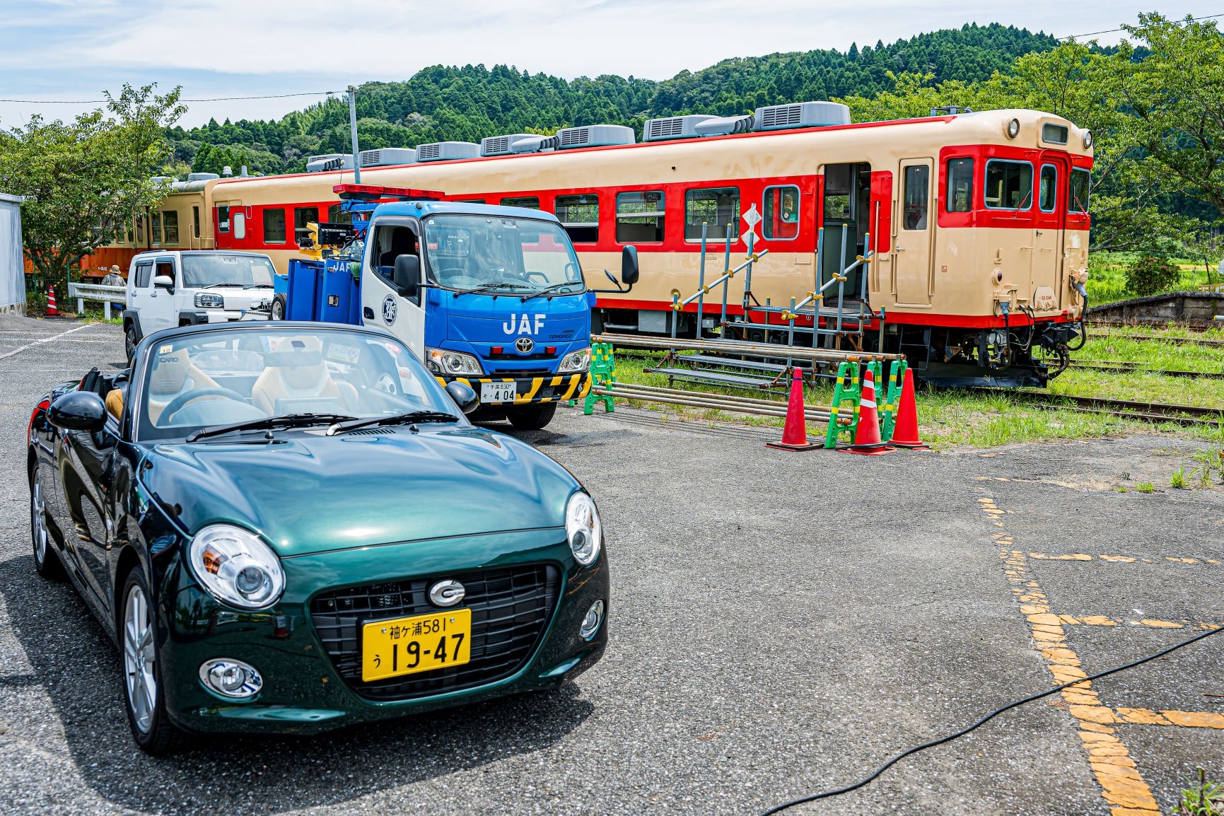 なんと豪華な!バックには旧国鉄車両が
