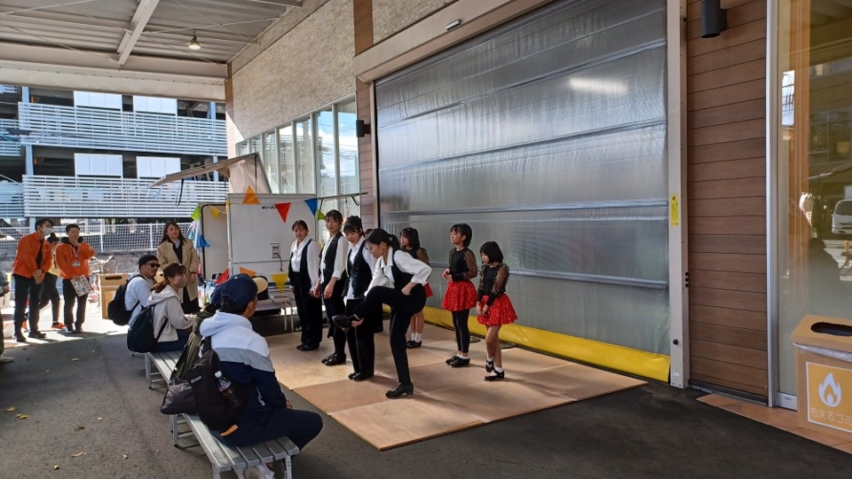 いつもは、整備工場の入り口もタップダンスのステージに早変わり