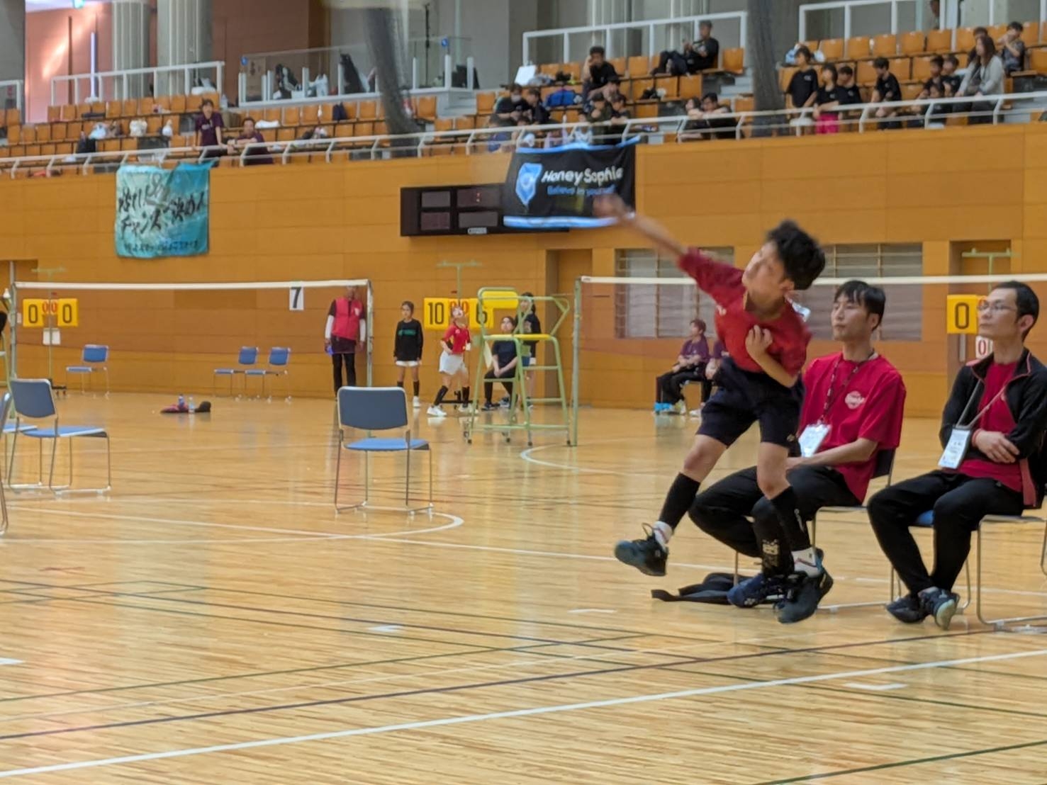 試合が進むにつれて激闘が繰り広げられます
