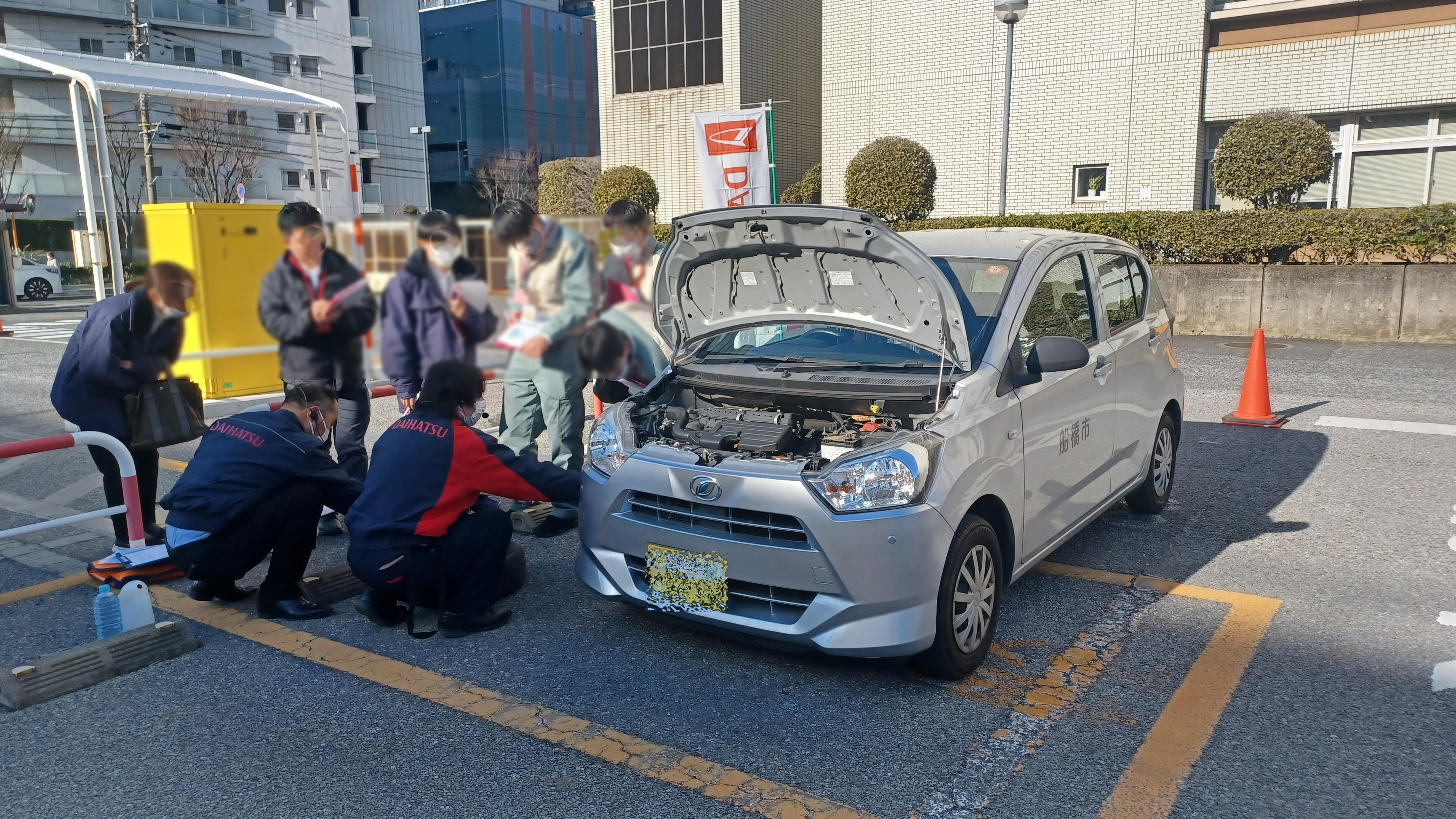 外に出て、実車による日常点検