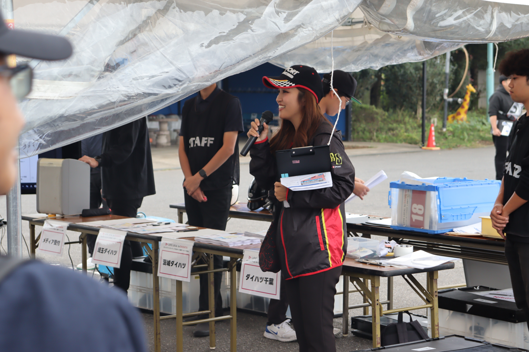 コ・ドライバー上原あずみさんの司会で開会式が始まり