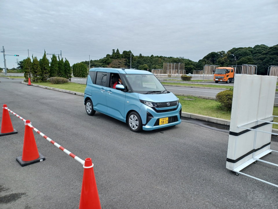 ぶつかる前警告音が鳴ります「ピピピピー」