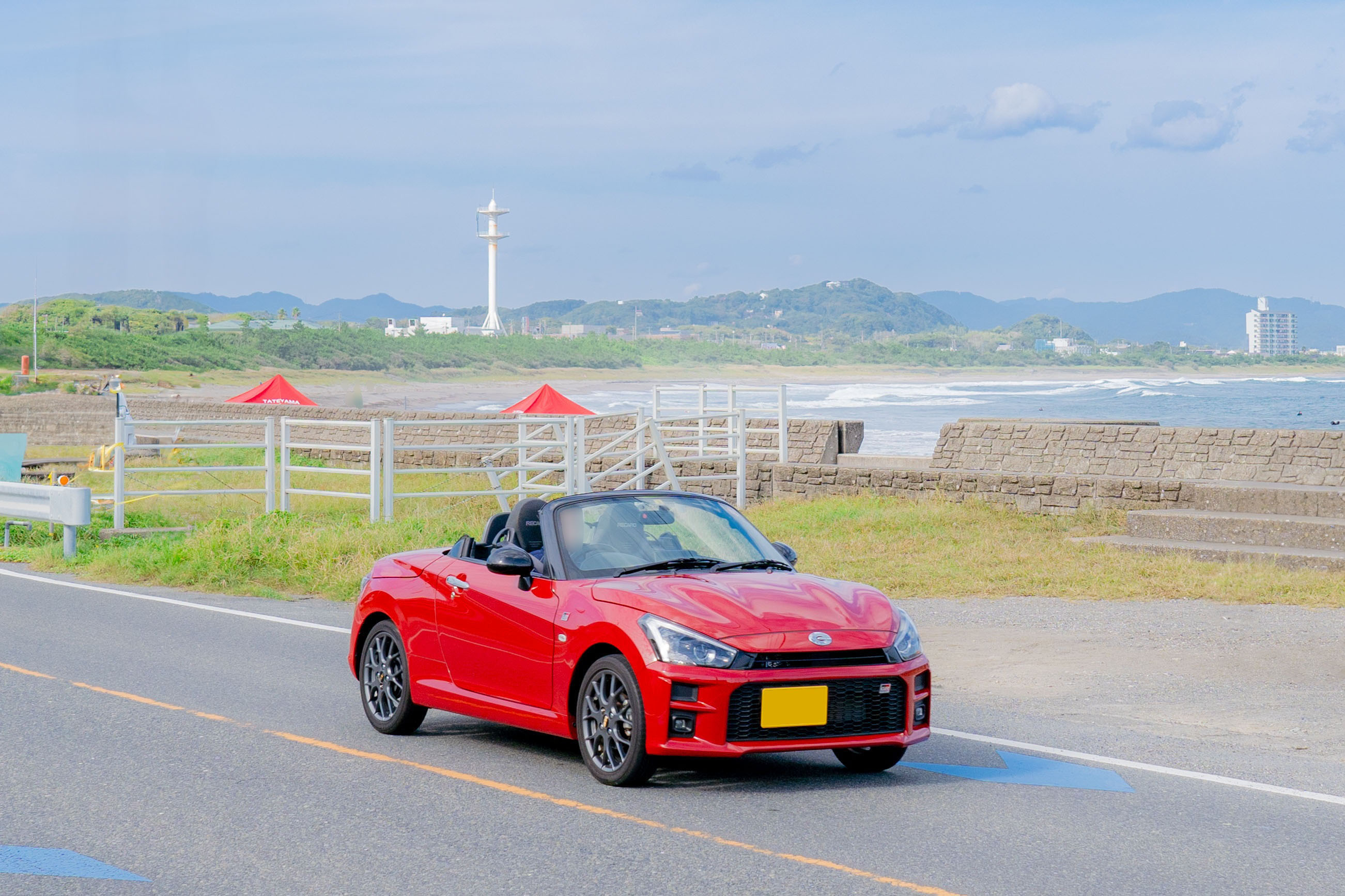 海沿いの道をオープンカーで走ります