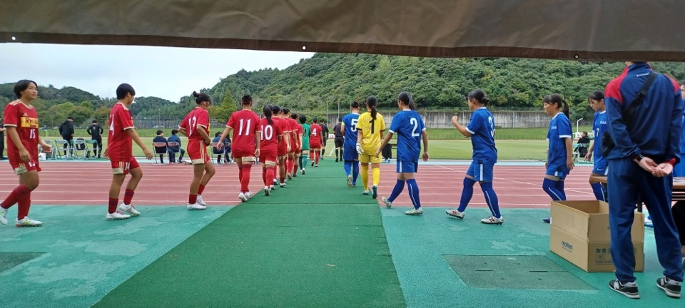 1試合目は、3位決定戦に残った流通経済大学附属柏高校と市立船橋高校の試合