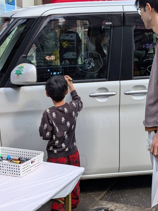 車にらくがき中