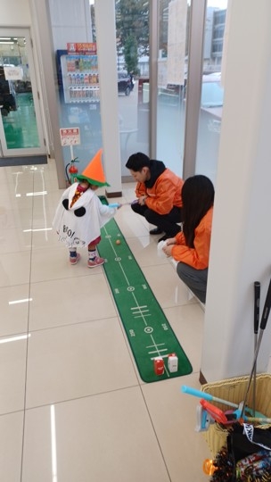 お店の中では、ブリヂストンタイヤソリューションジャパン㈱様によるお子様のパターゴルフ。お菓子貰って笑顔♪