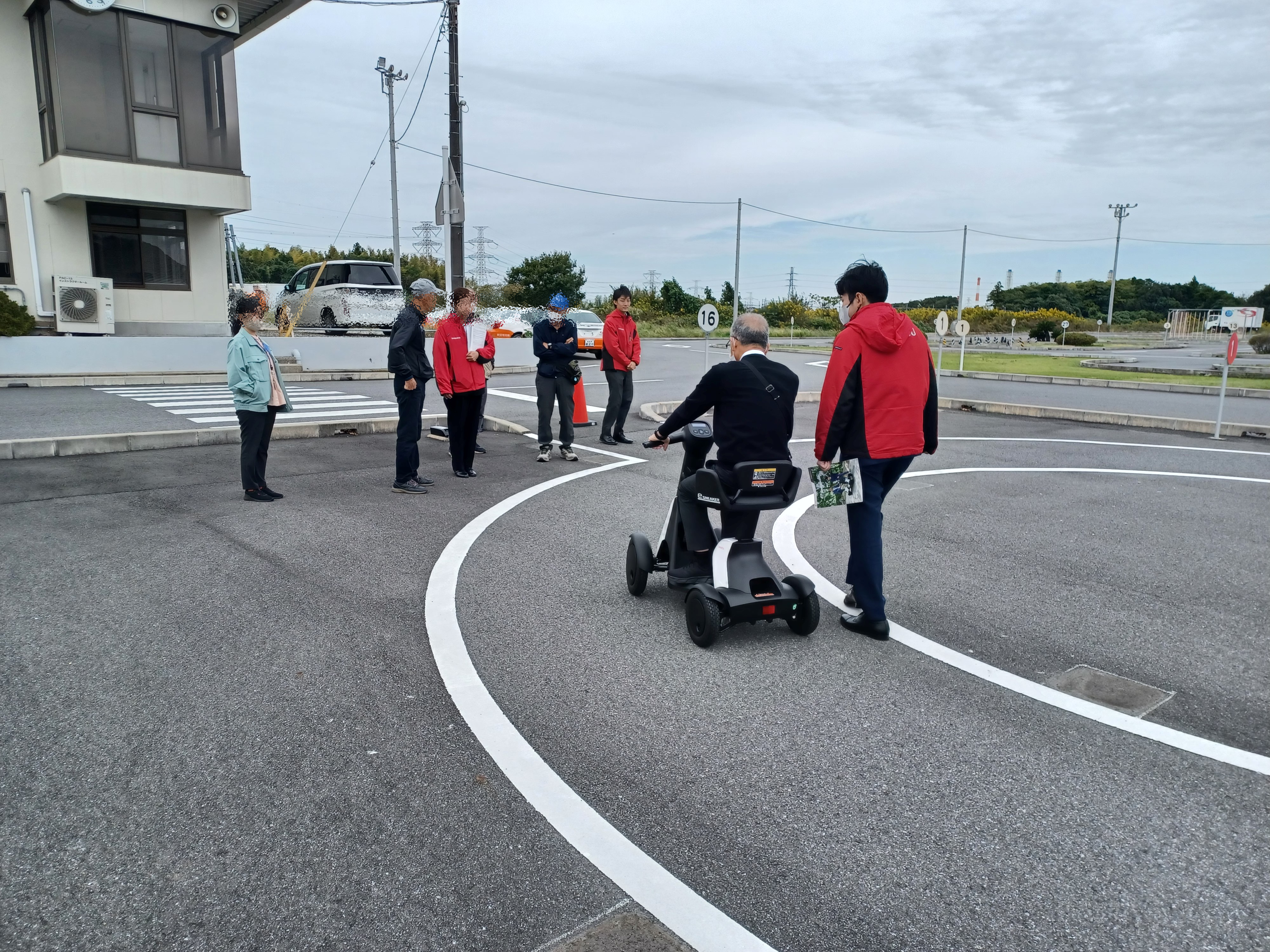 アクセルを離すと自動でブレーキがかかります。