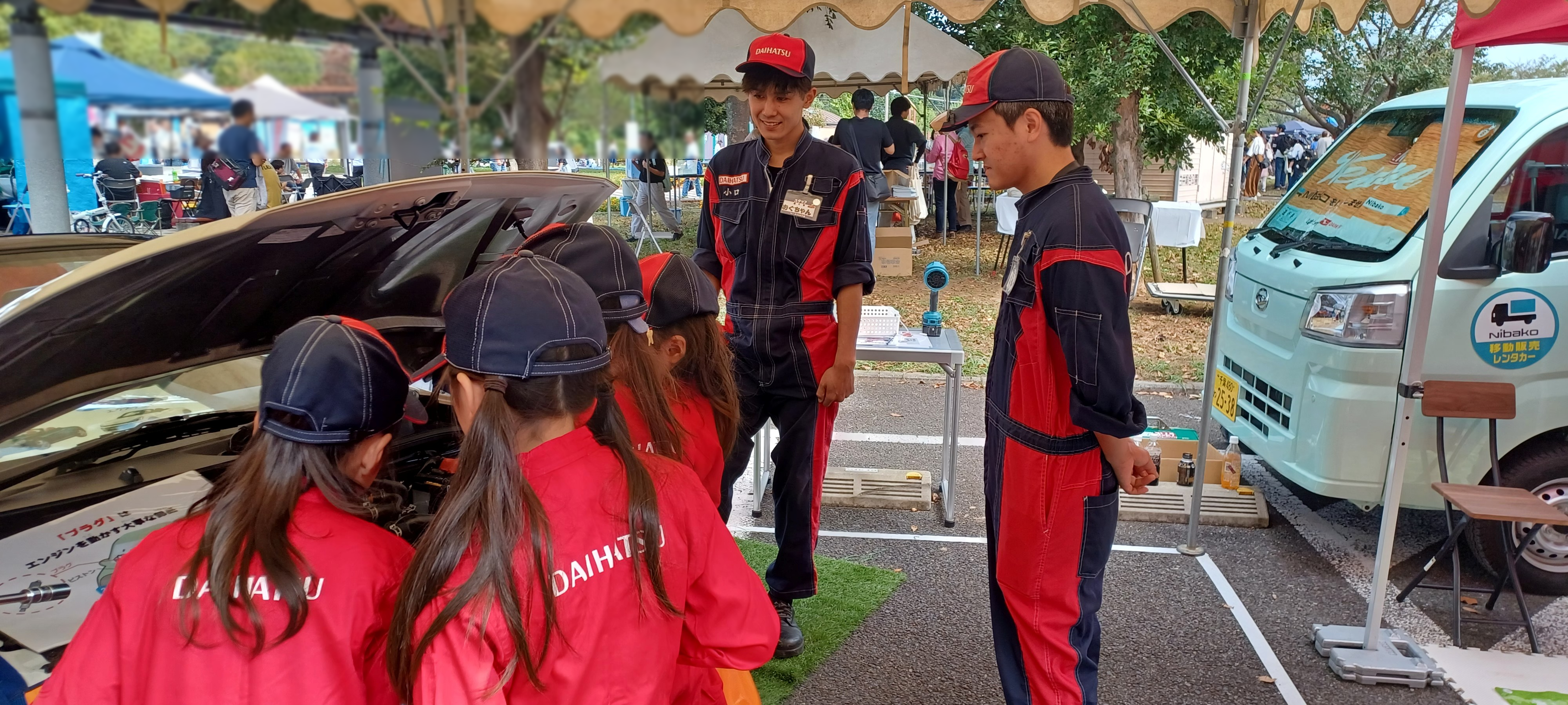 ダイハツコペン（オープンカー）のエンジンルームをのぞき込んでこれは何？と質問してくれました