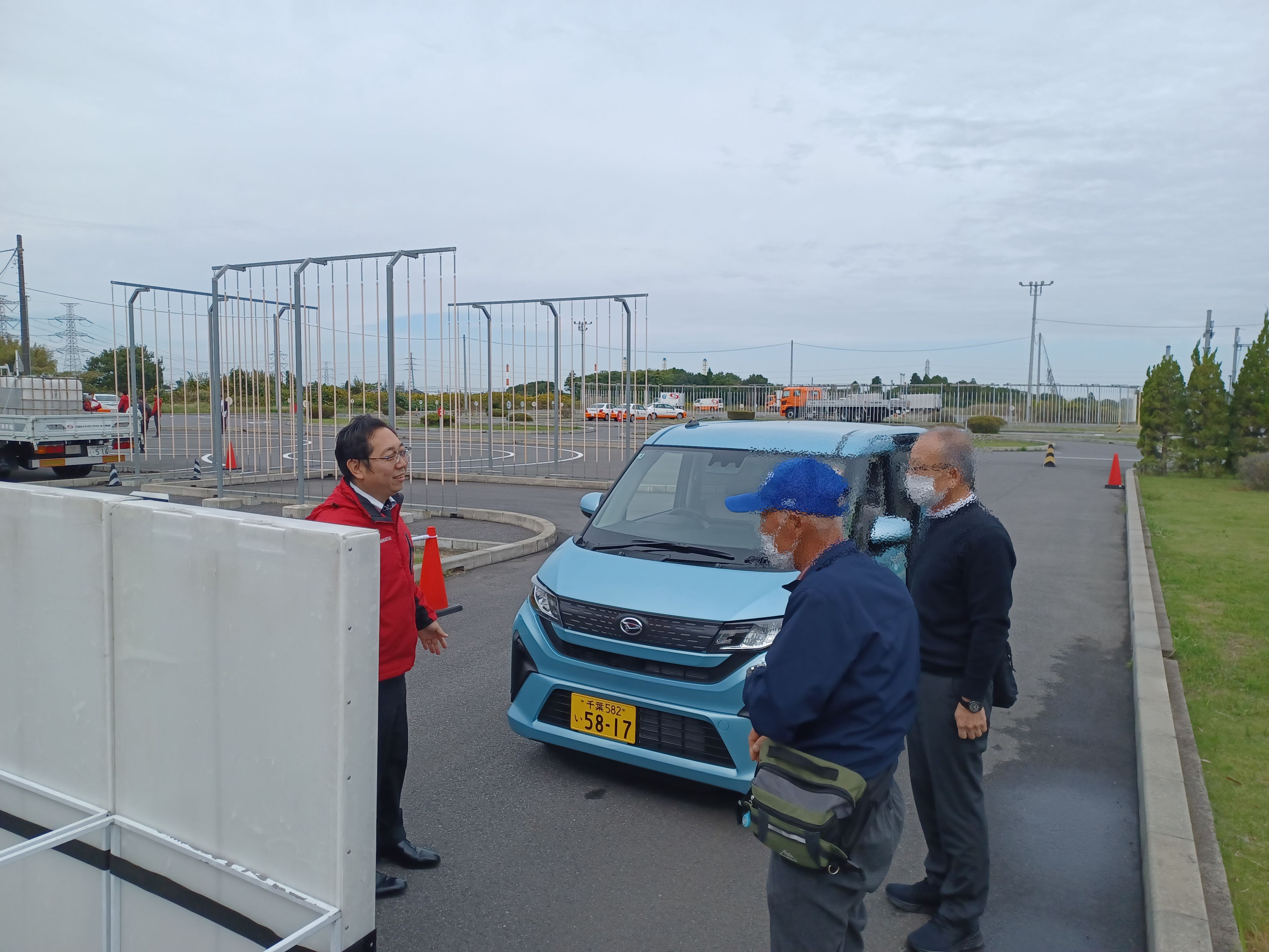 スピードに応じて、停止する距離が変わります