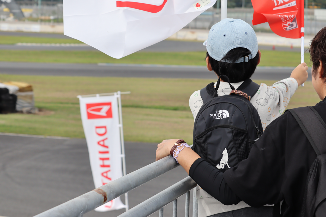 大きな声で「パパ頑張れ～」とパパを応援する姿、かっこいいパパの姿が見れました