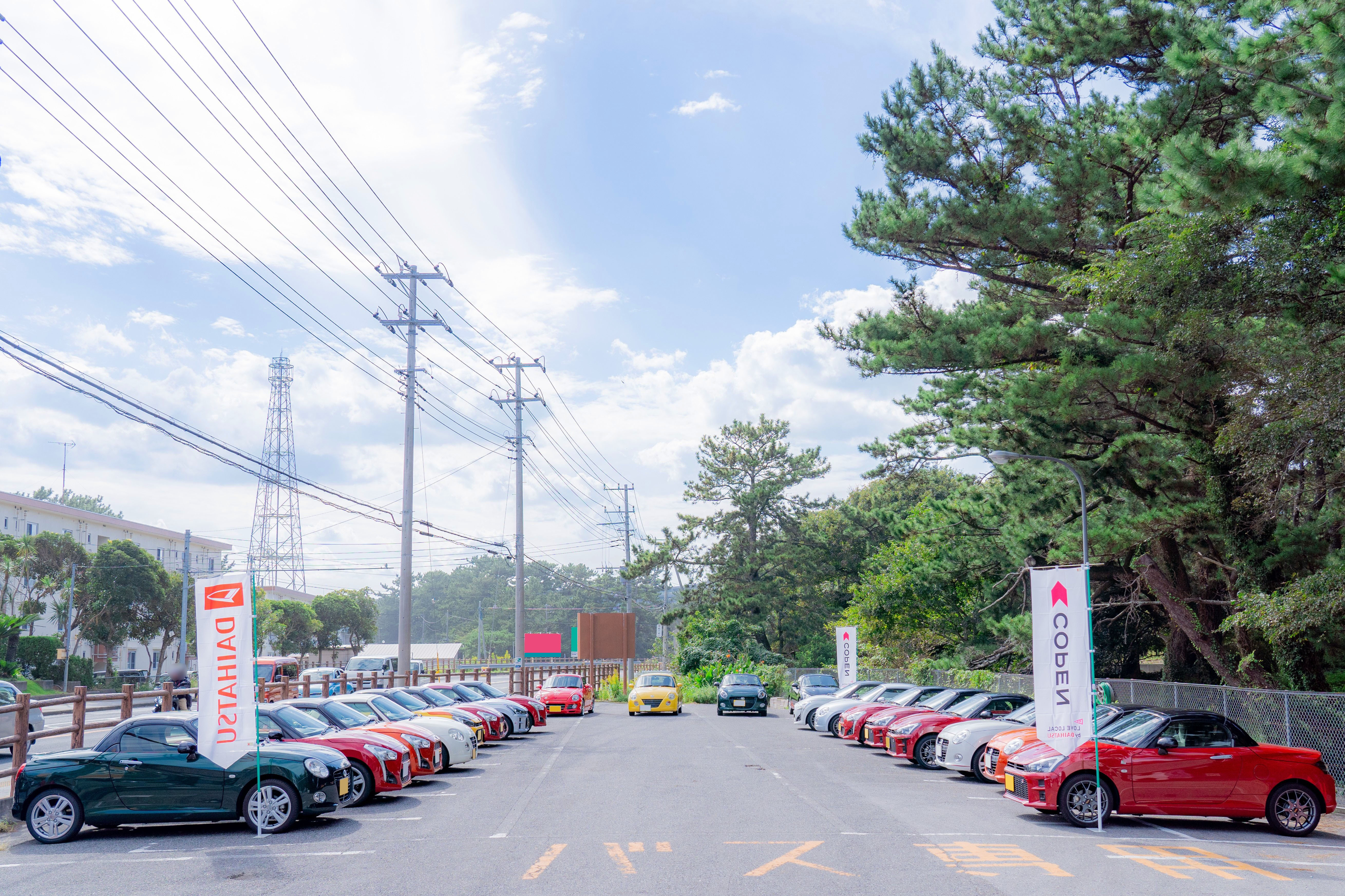 駐車場に色とりどりのコペンが並びます