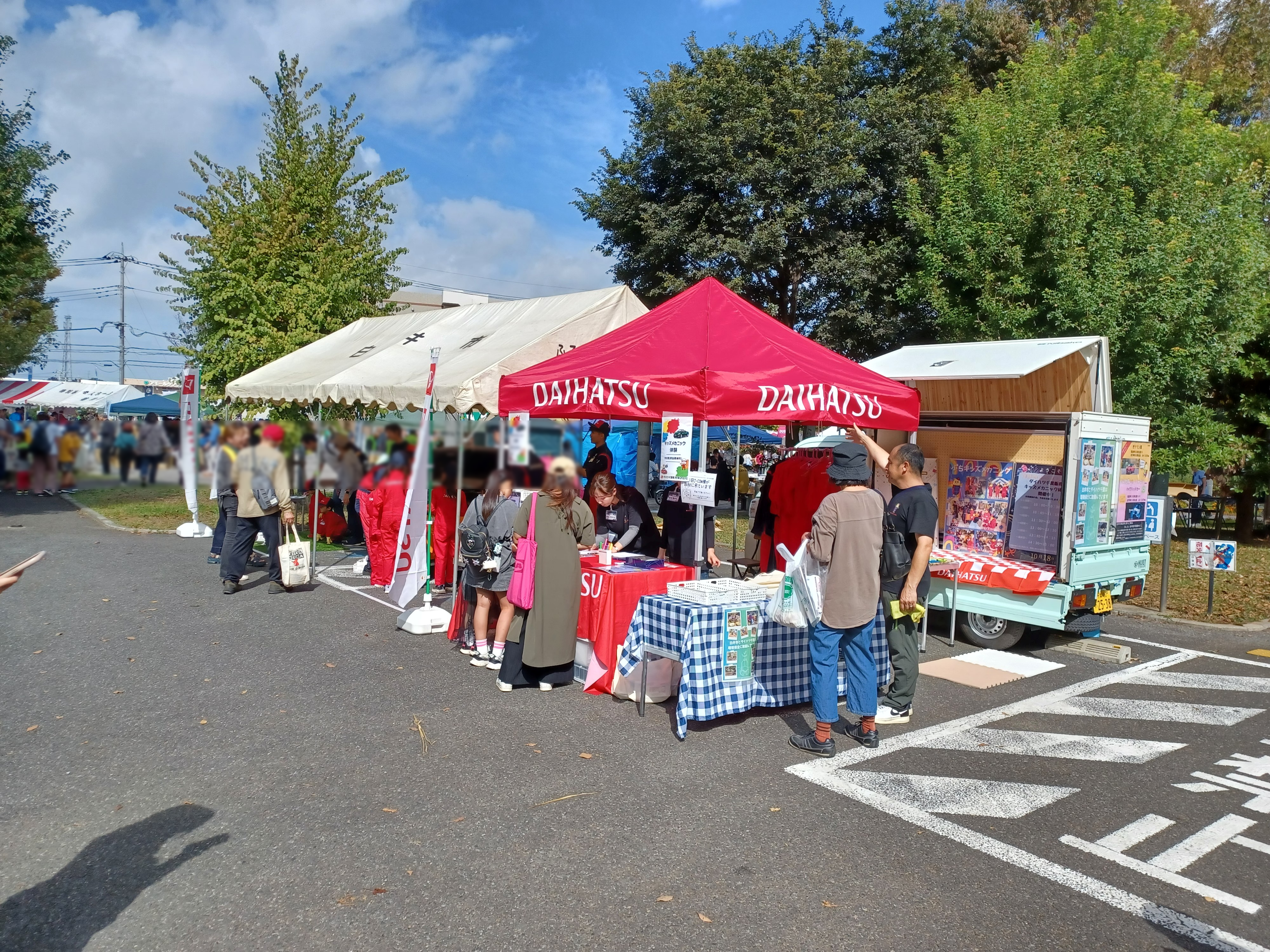 赤いつなぎを来た、カワイイ整備士さん達、親御さんにも沢山お写真を撮っていただきました