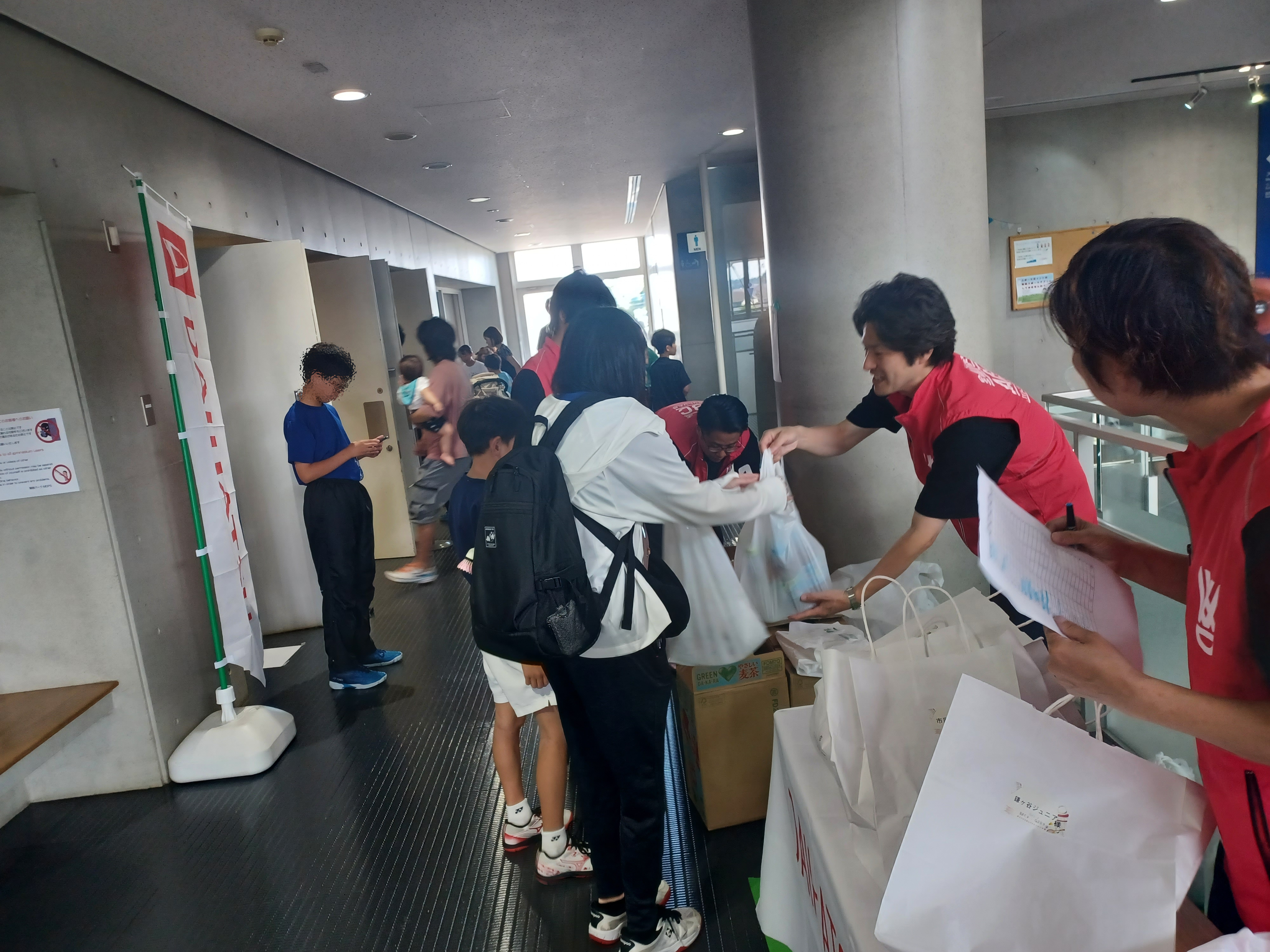 今週も、うちわとドリンクをお渡ししてます！