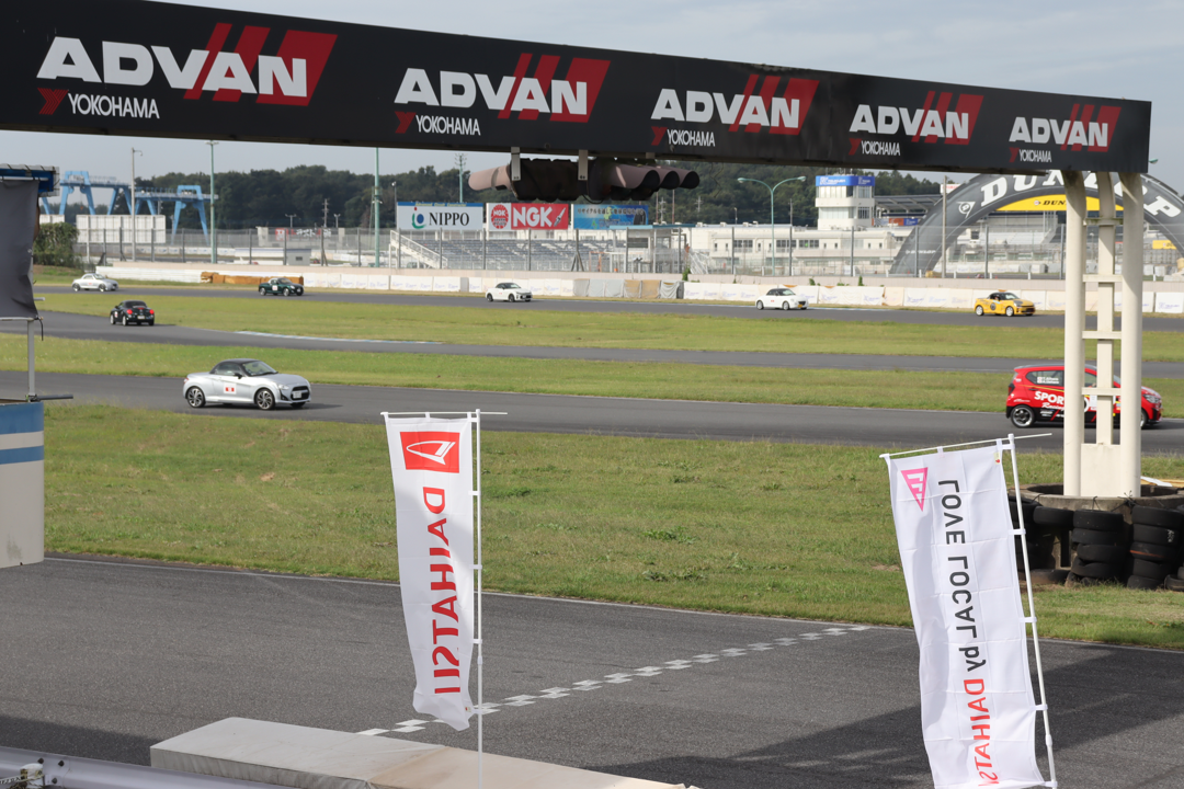 慣らし走行！プロドライバーの殿村さん、相原さんを先頭に皆さんが続いて行きます