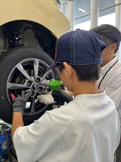 タイヤ交換を体験