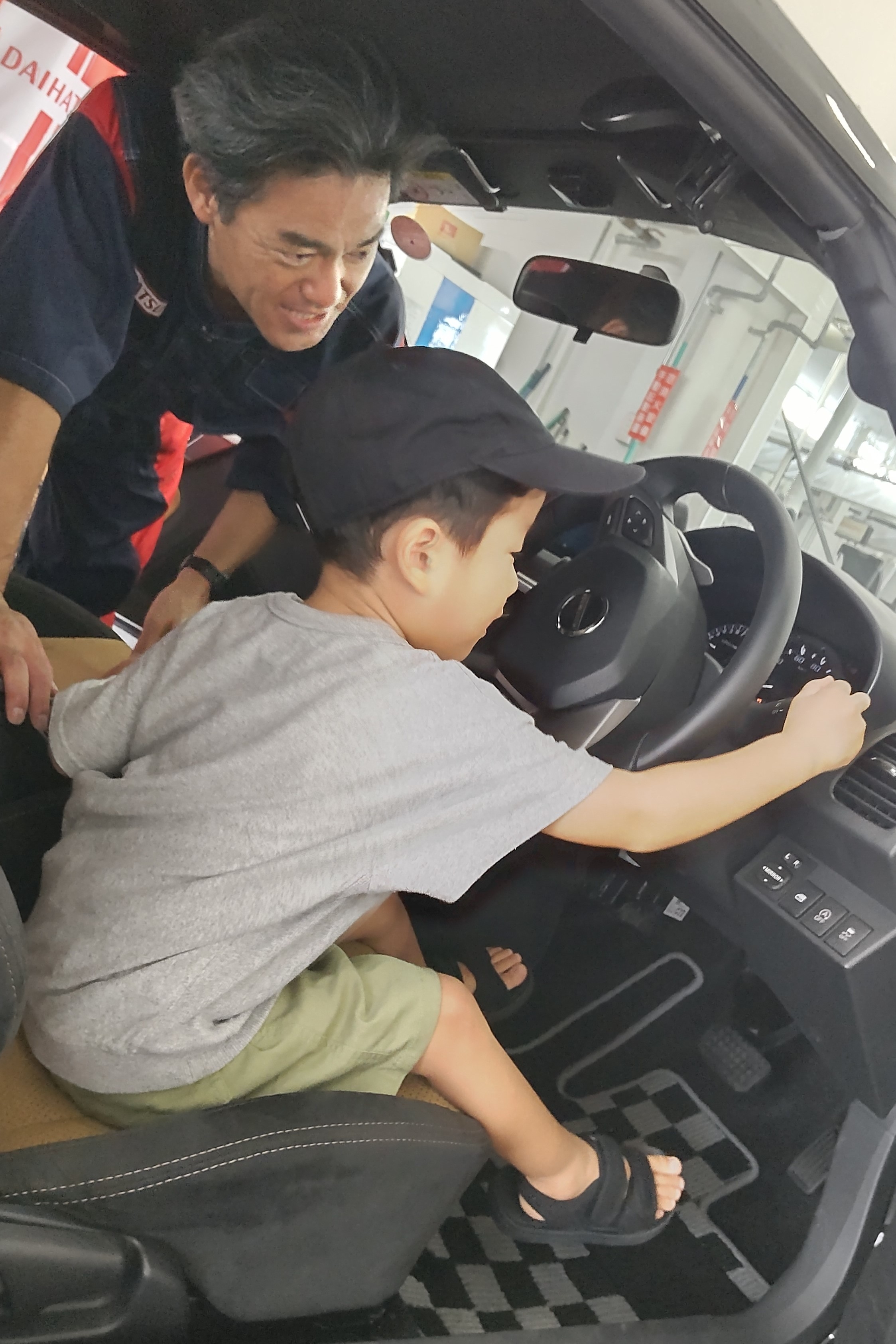 実際に車に乗っていろんなところを触ったよ！