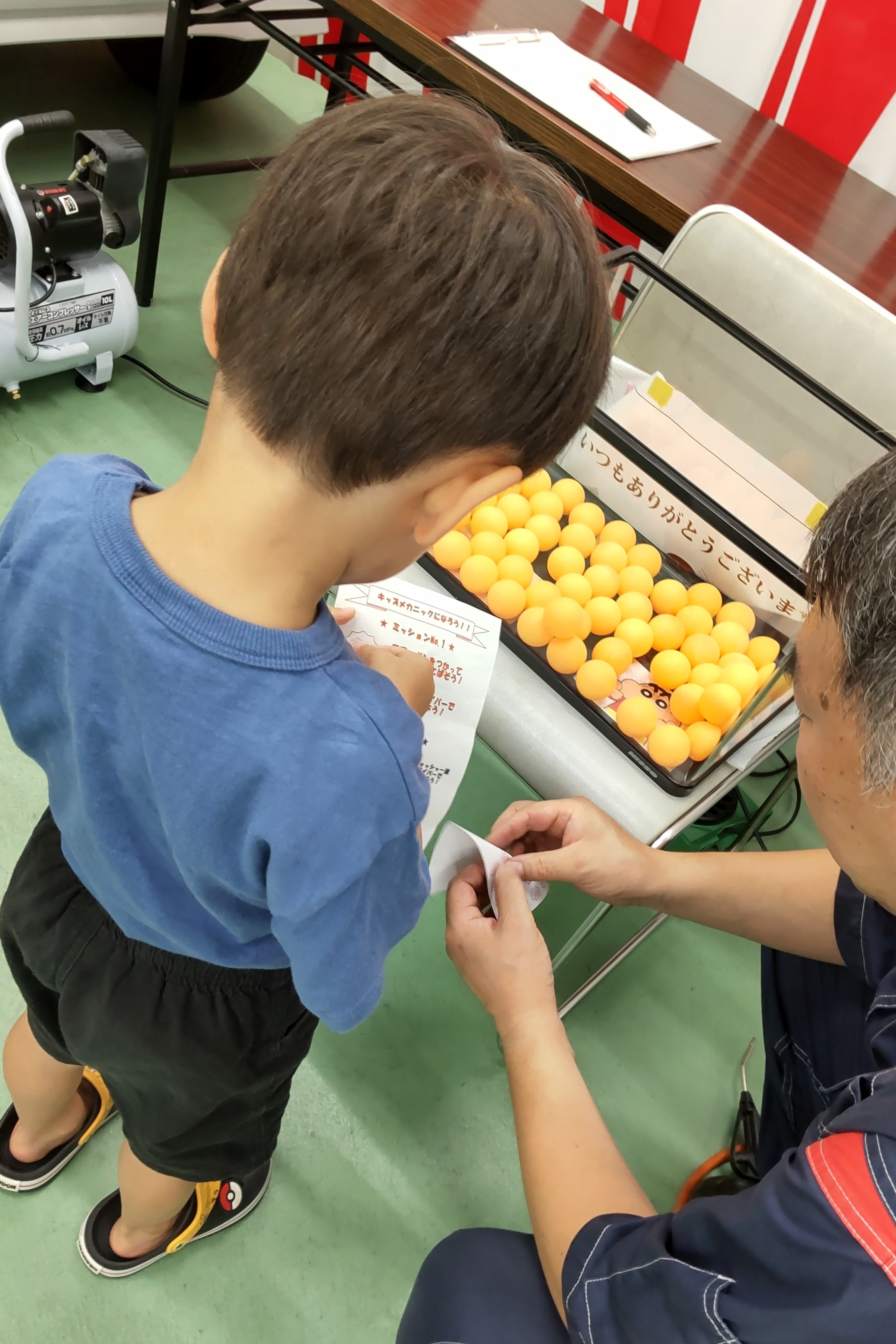 エアーガンでボール吹き飛ばした!!成功してシールもらえたよ