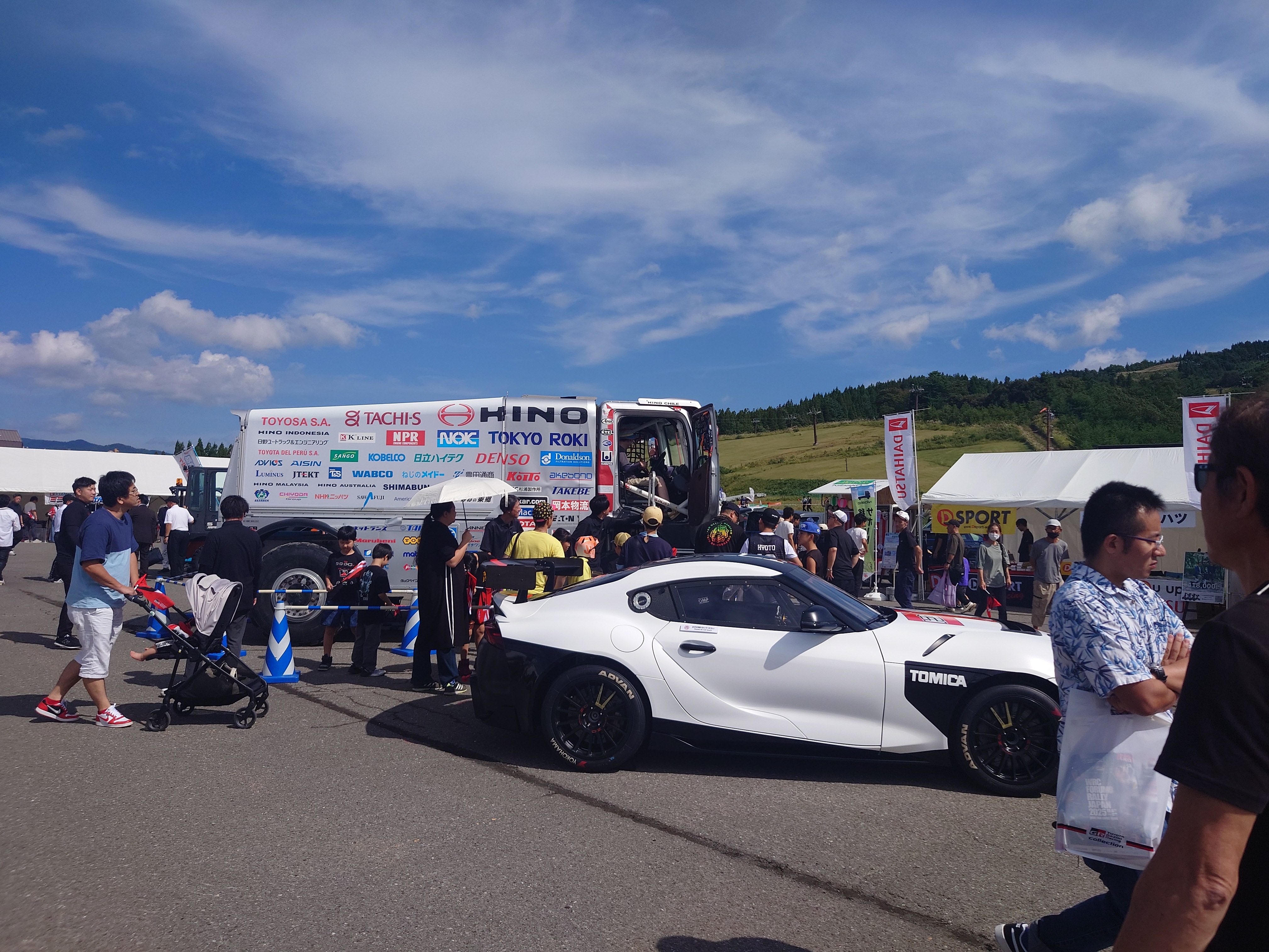 多くの自動車関連企業ブースが出展