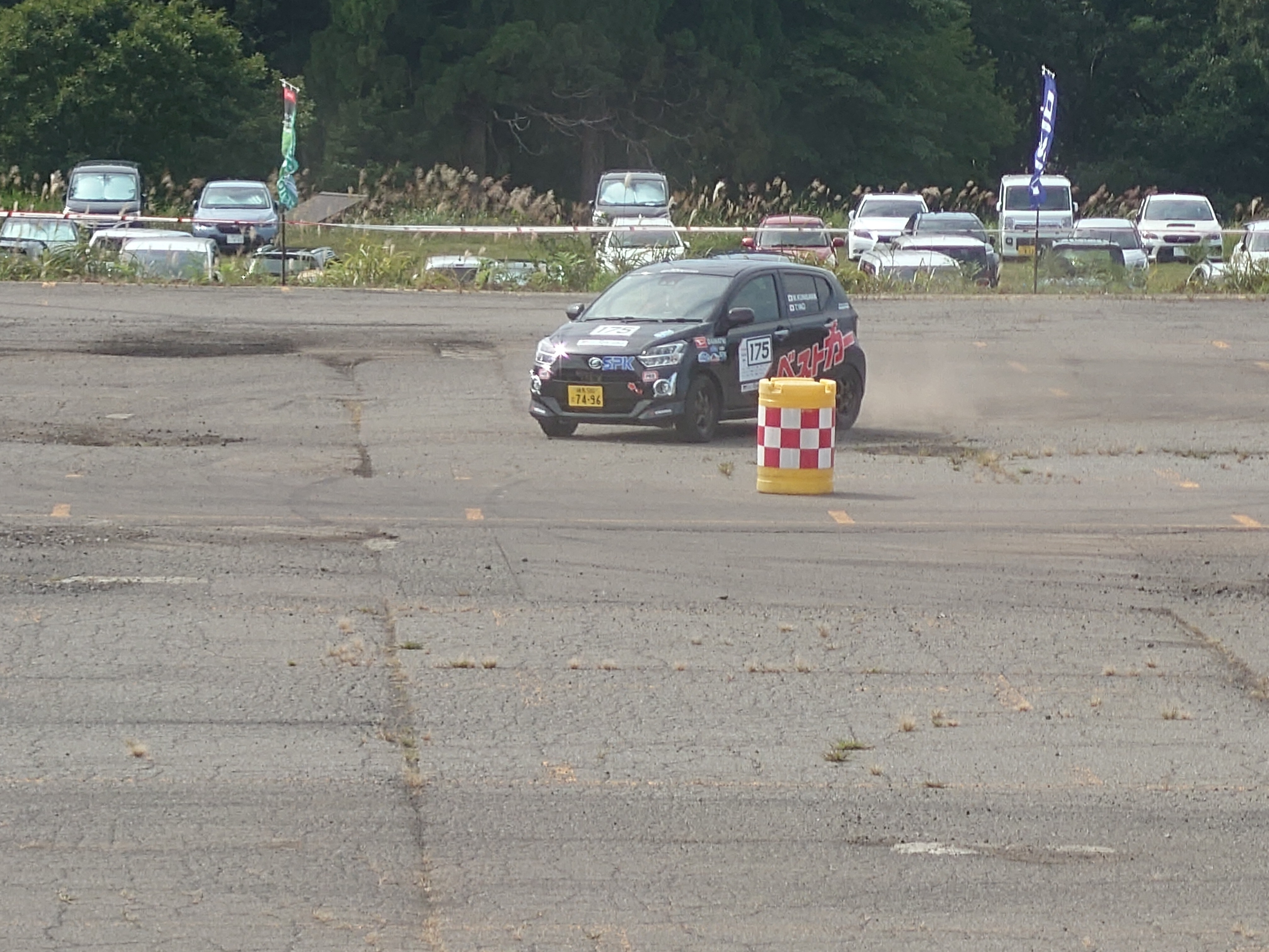 自動車評論家の国沢氏が操るミライースが激しいドライビングでコースを疾走！