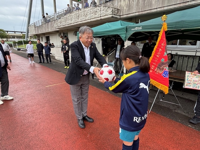 大会記念品のサッカーボール、ダイハツクリアファイルの贈呈