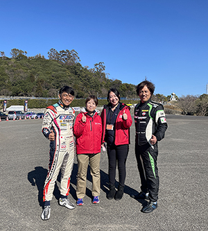 オートテスト終了後に、全日本GT選手権・SUPER GTでチャンピオンの山野哲也さんと全日本ジムカーナ選手権でチャンピオンの川脇一晃さんと記念撮影☺