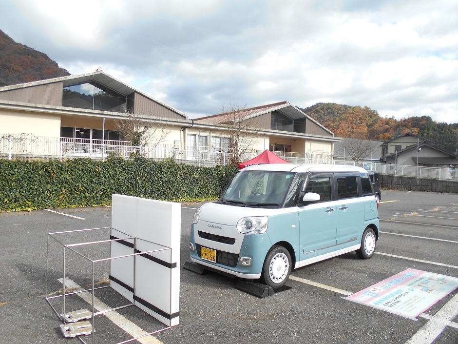 今回はムーヴキャンバスとタントカスタムでスマートアシスト機能を体験していただきました。